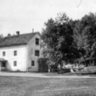 Flögfors 1920. Herrgården och brygghuset, mellan husen fanns en källa med handpump