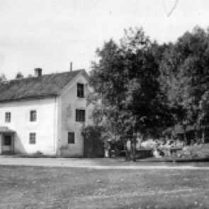 Flögfors 1920. Herrgården och brygghuset, mellan husen fanns en källa med handpump